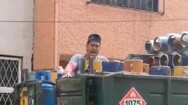 Repartidor de gas cantando villancicos