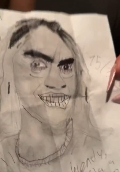 Poncho de Nigris muestra el dibujo que le hicieron a Wendy Guevara