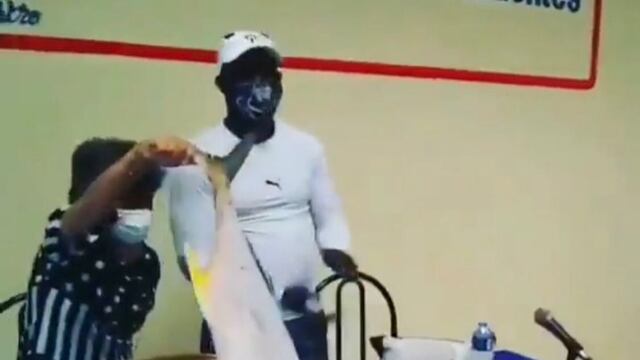 Julio César La Cruz recibe pescado como premio (Foto: Captura de video)