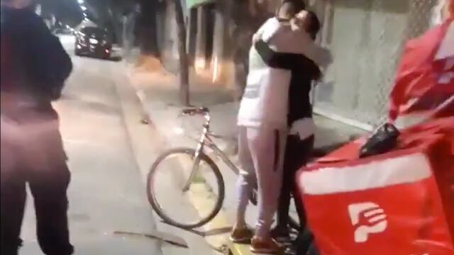 Repartidor recibe bicicleta