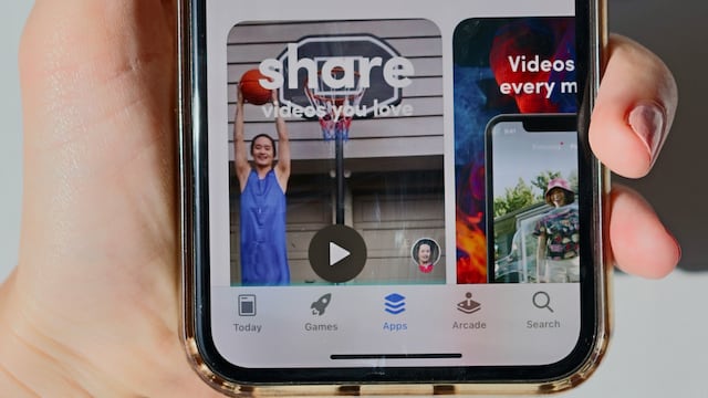 Teléfono con app de TikTok