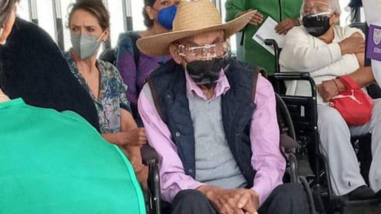 Luis Echeverría, expresidente de México, reaparece para recibir vacuna contra el Covid-19