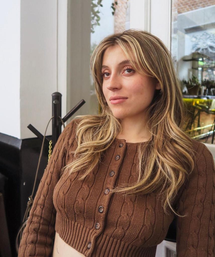 Regina Castro se siente más hermosa sin dientes y se presume con orgullo