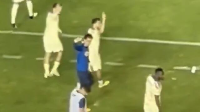 Henry Martín provocando a la afición de Cruz Azul