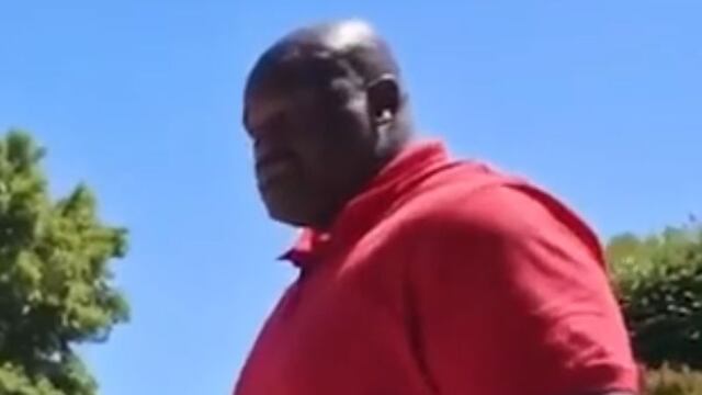 Shaquille O'Neal repartió pizza gratis a unos niños y a su abuela, quienes en un principio lo confundieron con Michael Jordan.