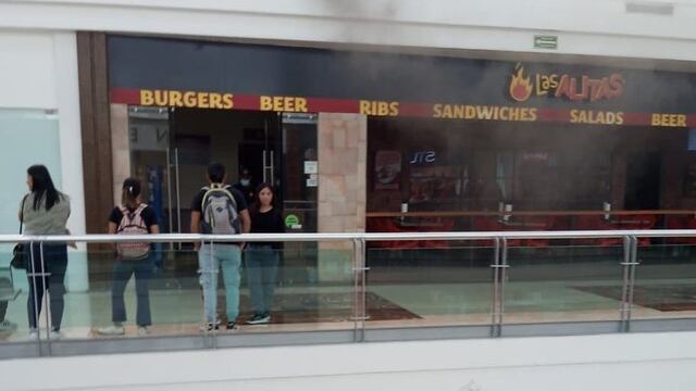 Galerías Laguna es evacuada por incendio en Las Alitas