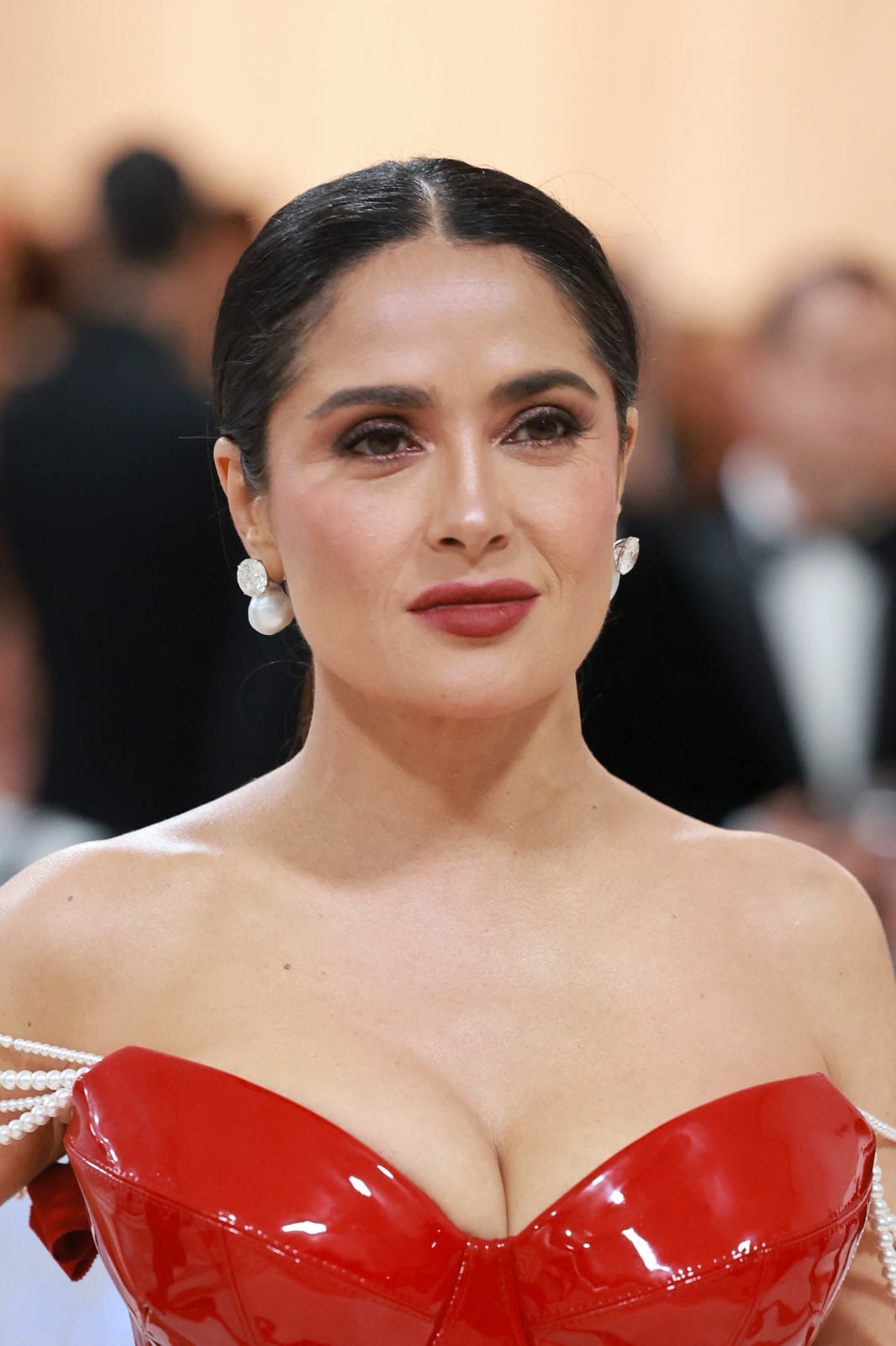Salma Hayek brillo con un look sexy en la Met Gala 2023