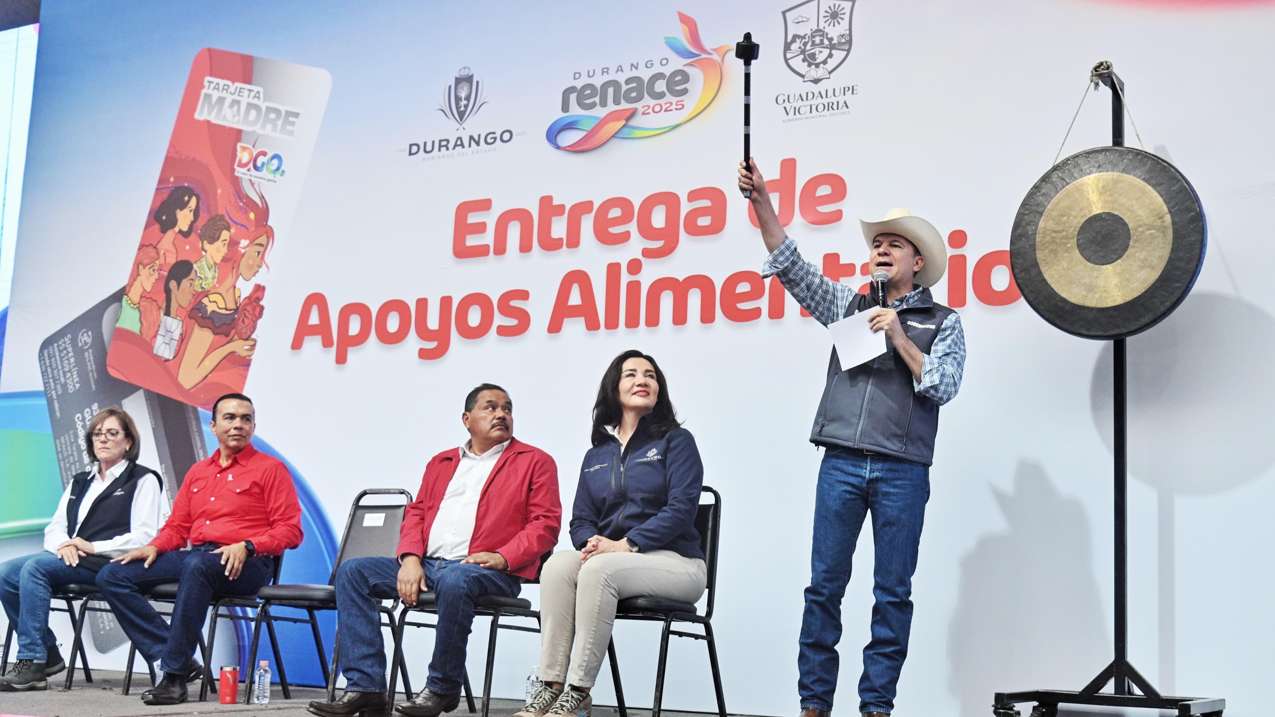 Esteban Villegas cumple con entregas de Tarjeta Madre en Guadalupe Victoria