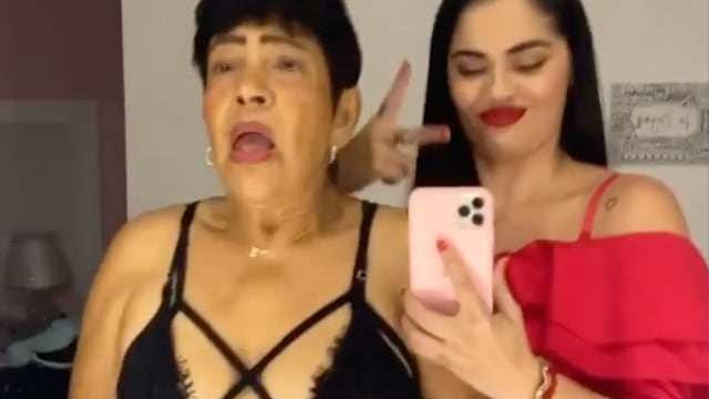 Abuelita en lencería