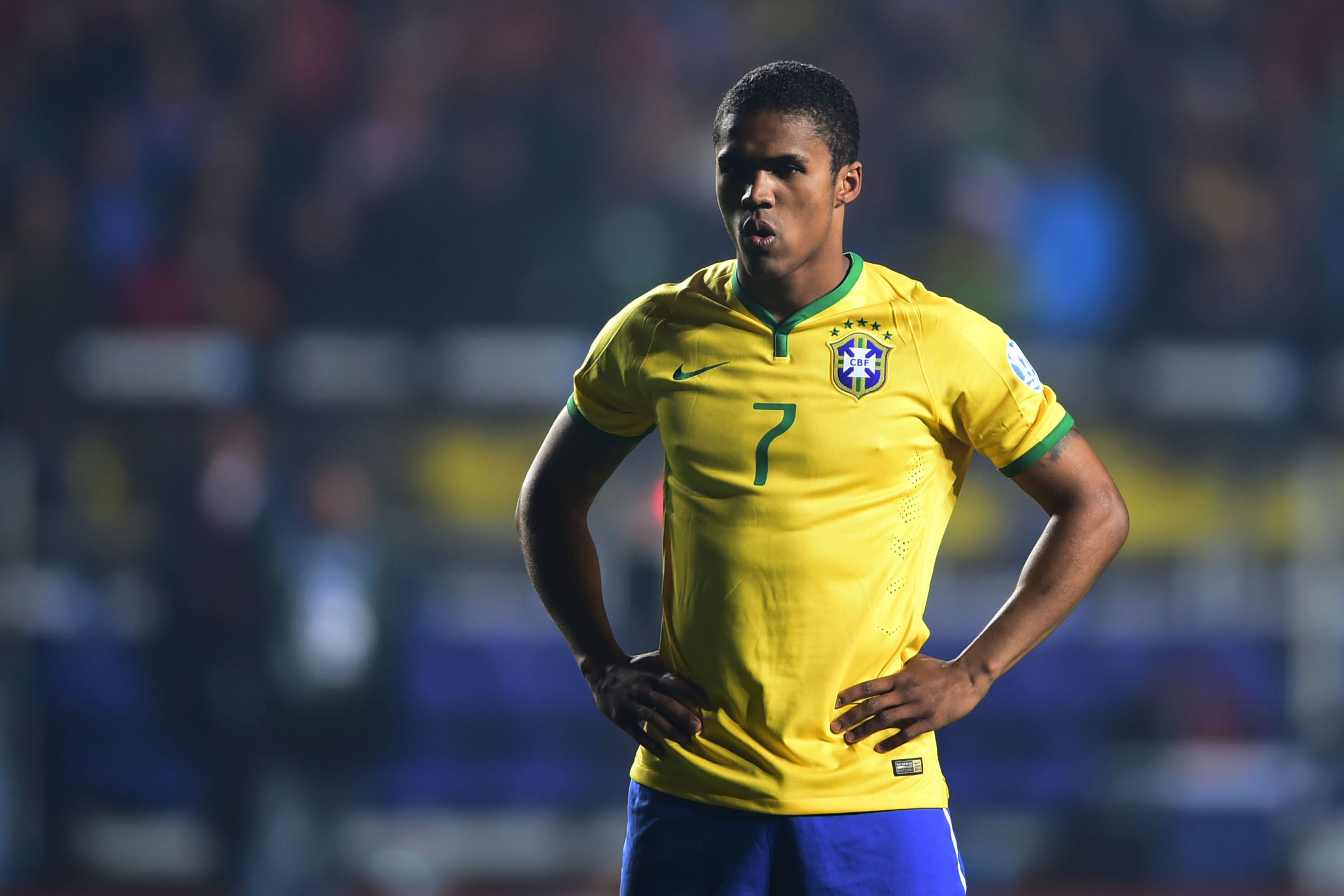 Douglas Costa con Brasil