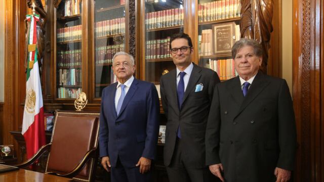 AMLO a la izquierda y el dueño de MIlenio (Pancho González) a la derecha de equis señor