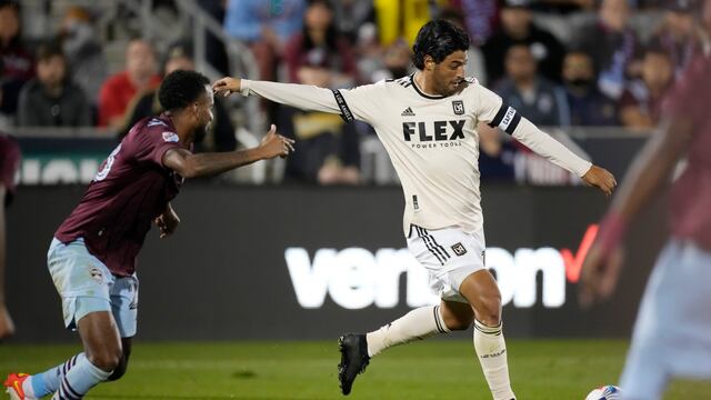 Carlos Vela en un duelo con el LAFC