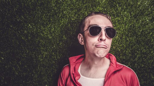 Demanda a sus padres tras negarse a mantenerlo; tiene 24 años.