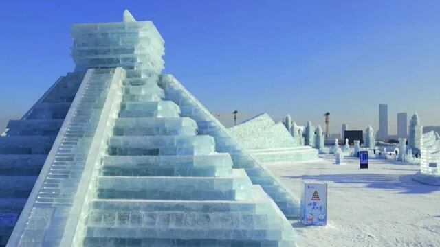 China: Escultura de hielo de la pirámide de Kukulkán