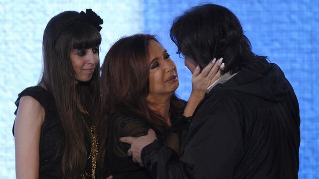 Cristina Fernández, ex presidenta de Argentina acompañada por sus hijos Florencia y Máximo Kirchner