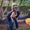 Extrabajadores de Luz y Fuerza cortan la cabeza a estatua de Felipe Calderón en Los Pinos