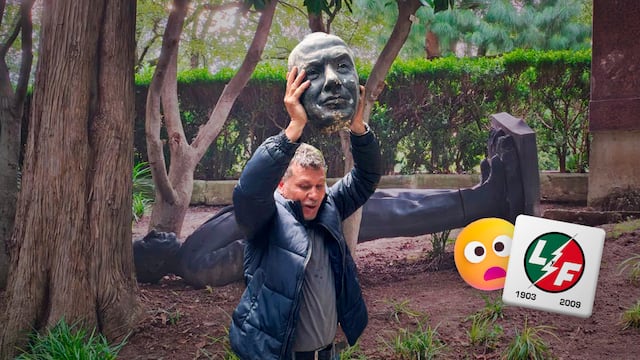 Extrabajadores de Luz y Fuerza cortan la cabeza a estatua de Felipe Calderón en Los Pinos