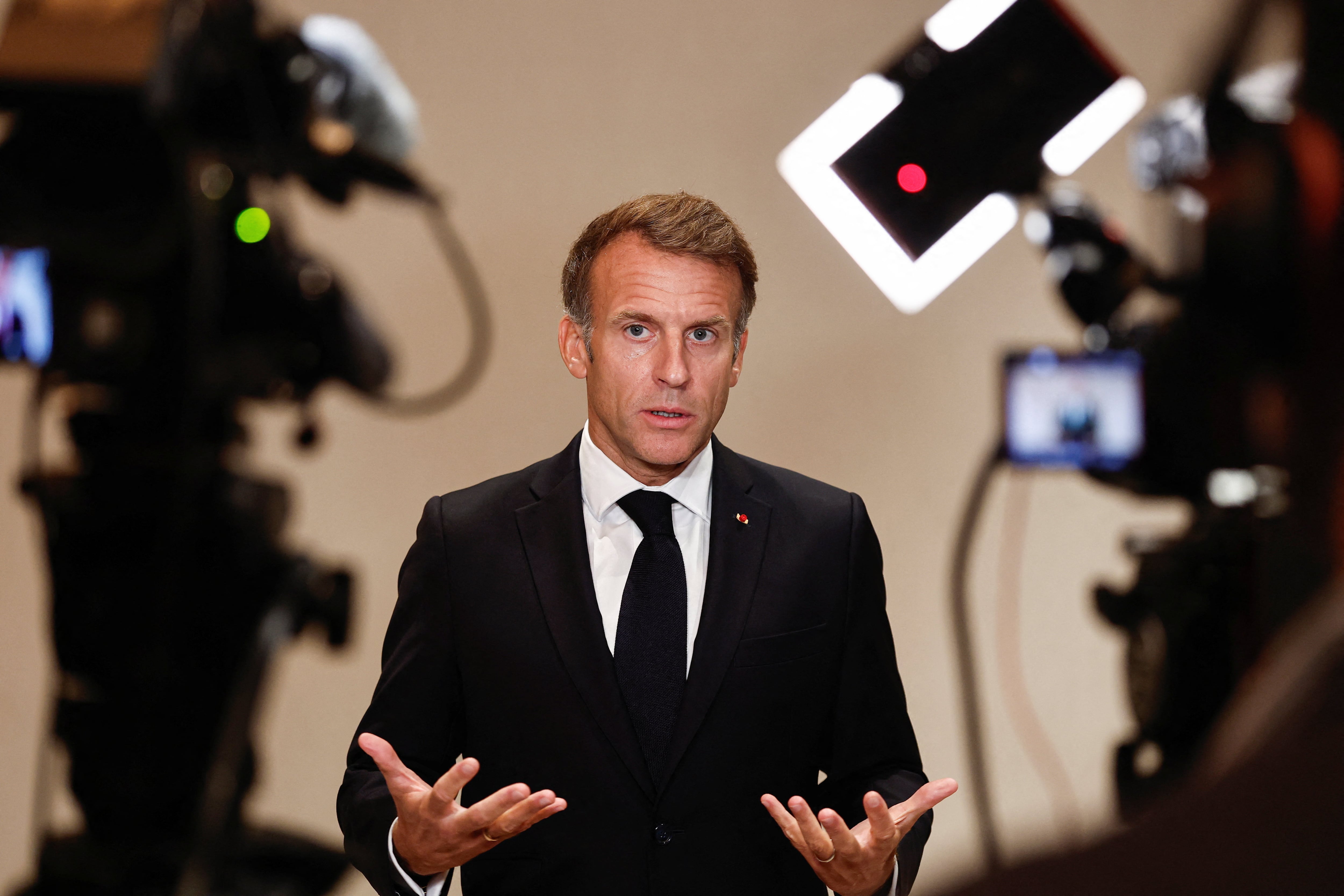 Emmanuel Macron, presidente de Francia, convoca al Consejo de Defensa y anuncia restricciones a manifestaciones