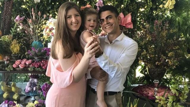 Su amor nació en los comentarios de Facebook, ahora están casados y con un bebé