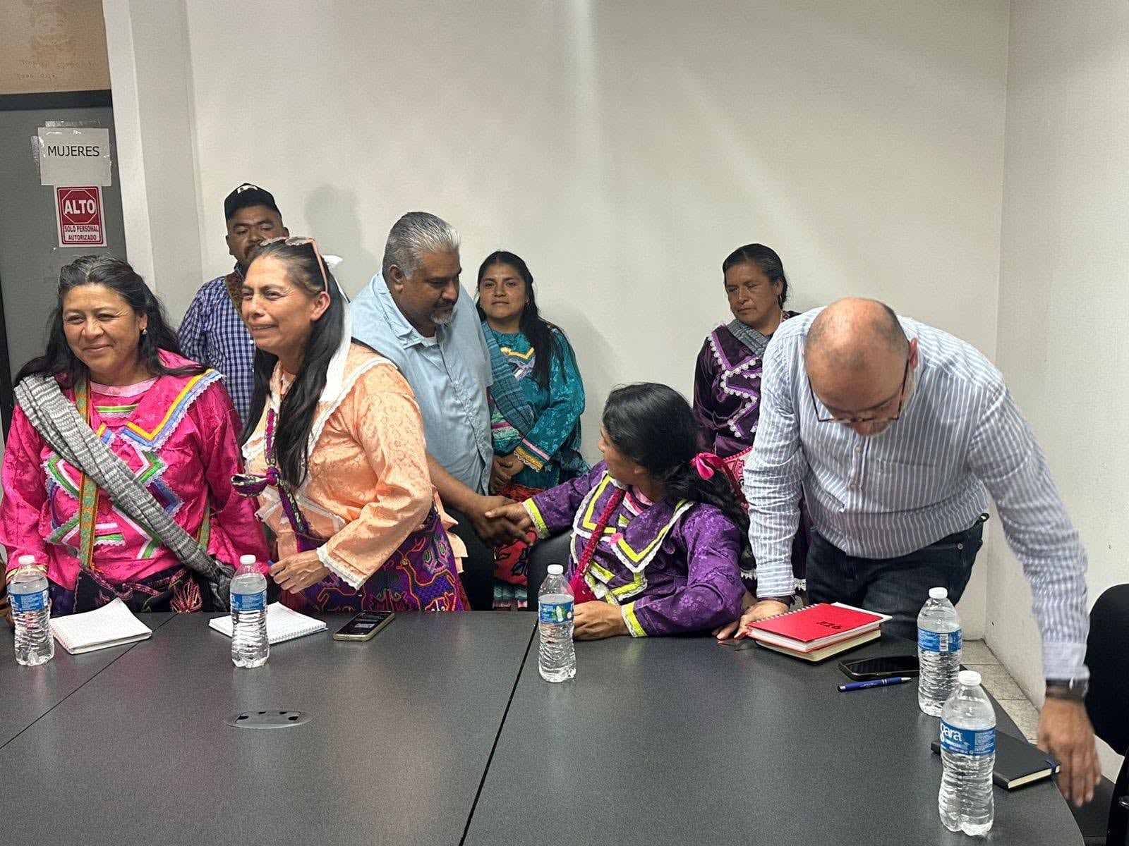 Ricardo Palominos agradece apoyo tras agresión de comuneros fuera de la Casa Michoacán