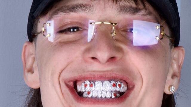 Peso Pluma se coloca grillz de diamantes