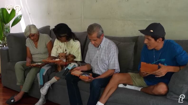 Esta fue la bonita reacción de los papás y hermanos de Lesslie Polinesia a la noticia de su embarazo