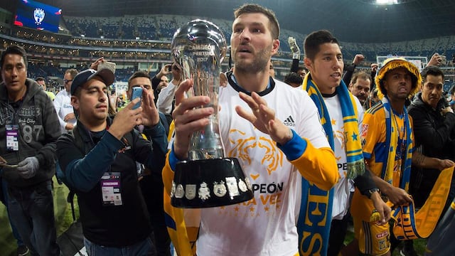 Gignac sostiene el trofeo del Apertura 2017.