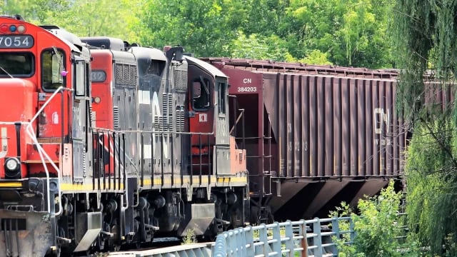 AMLO otorga a Semar tramos ferroviarios de Ferrosur