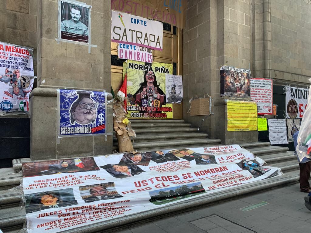 Imagenes contra ministros fuera de la SCJN