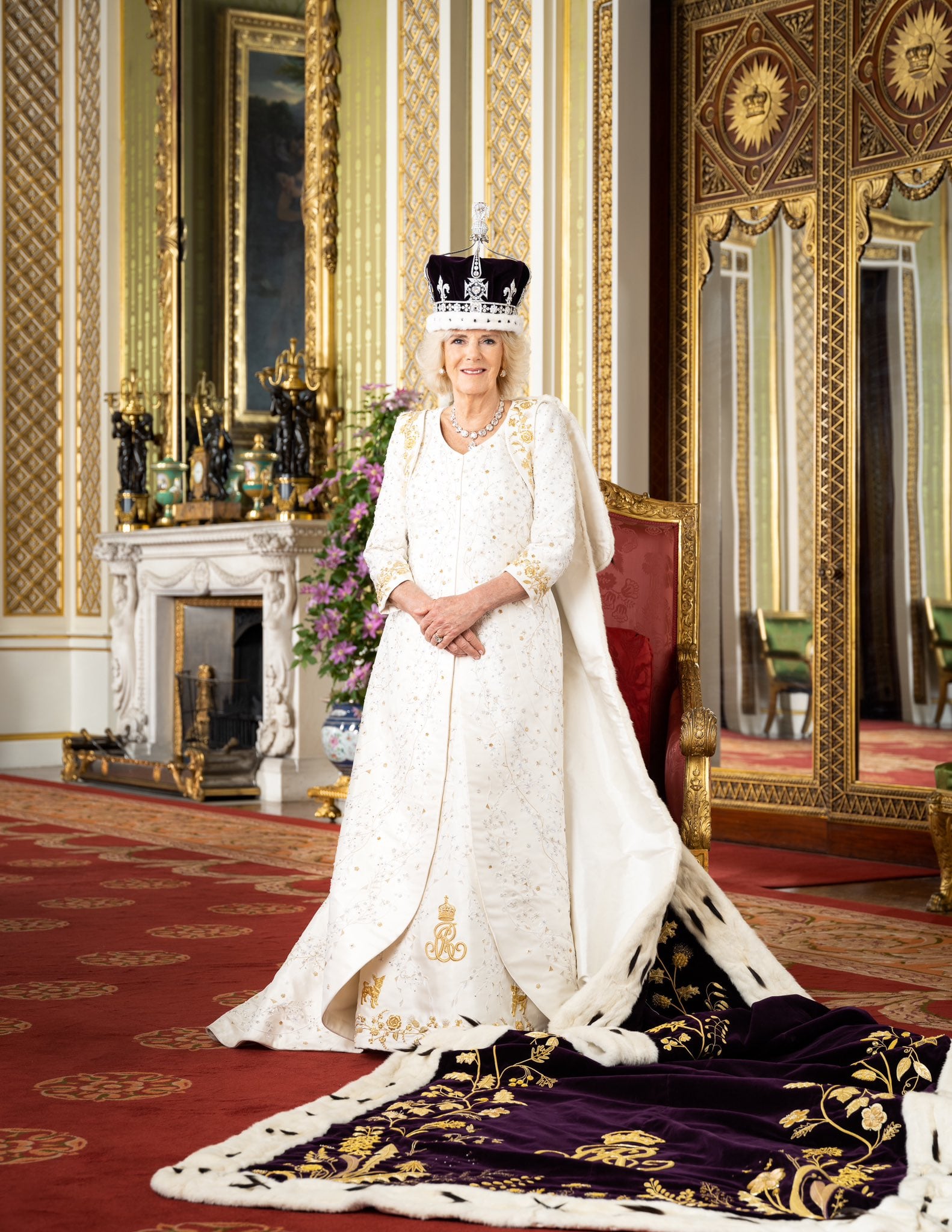 El rey Carlos III ya tiene foto oficial, pero falta su propio hijo: el príncipe Harry