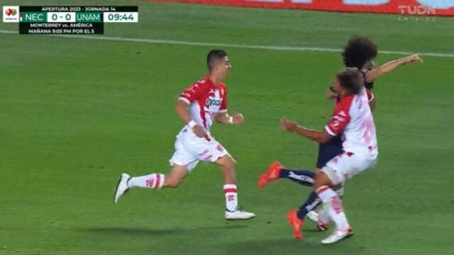 El Chino Huerta se fue expulsado del encuentro por esta polémica acción ante el Club Necaxa.