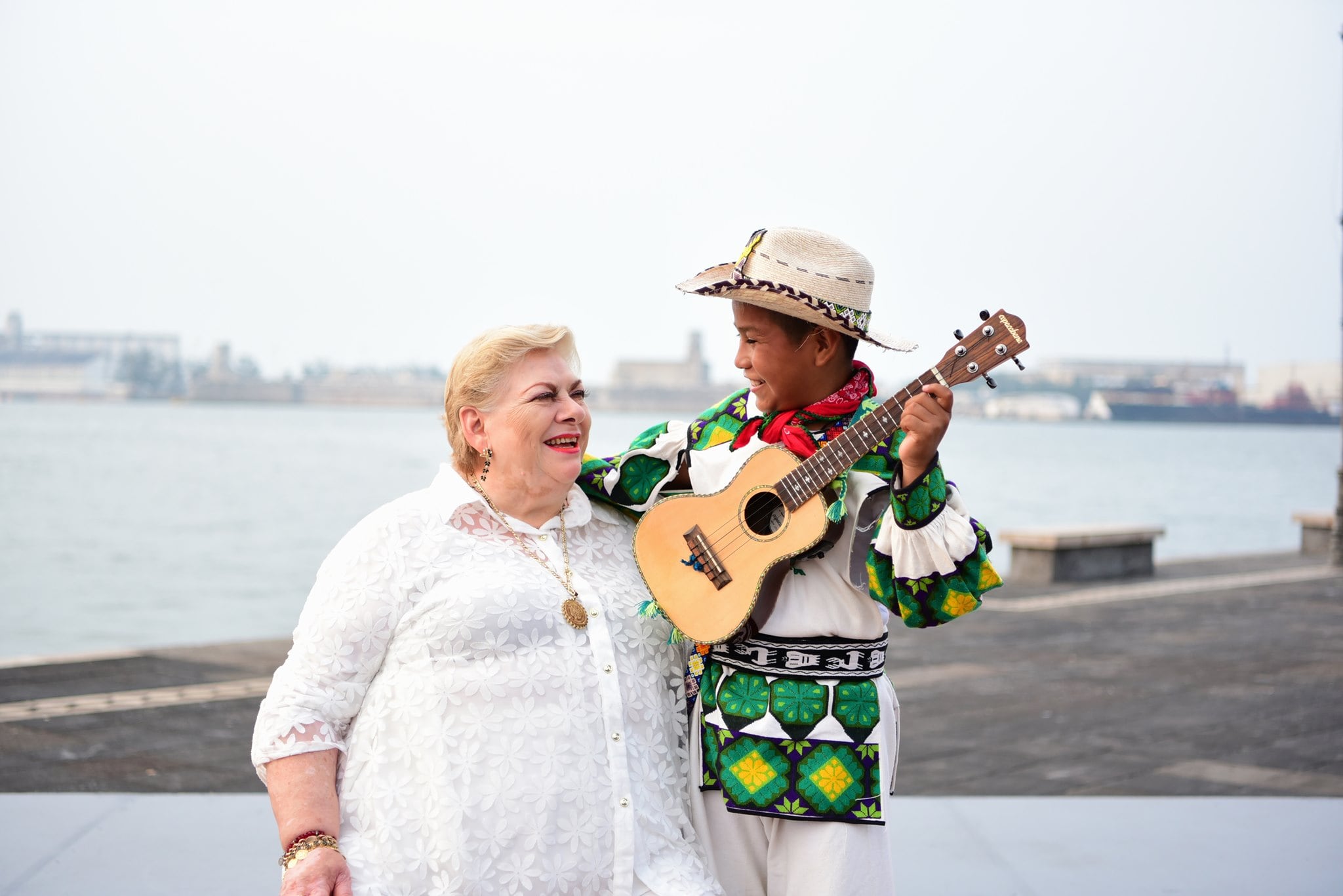Yuawi y Paquita la del Barrio