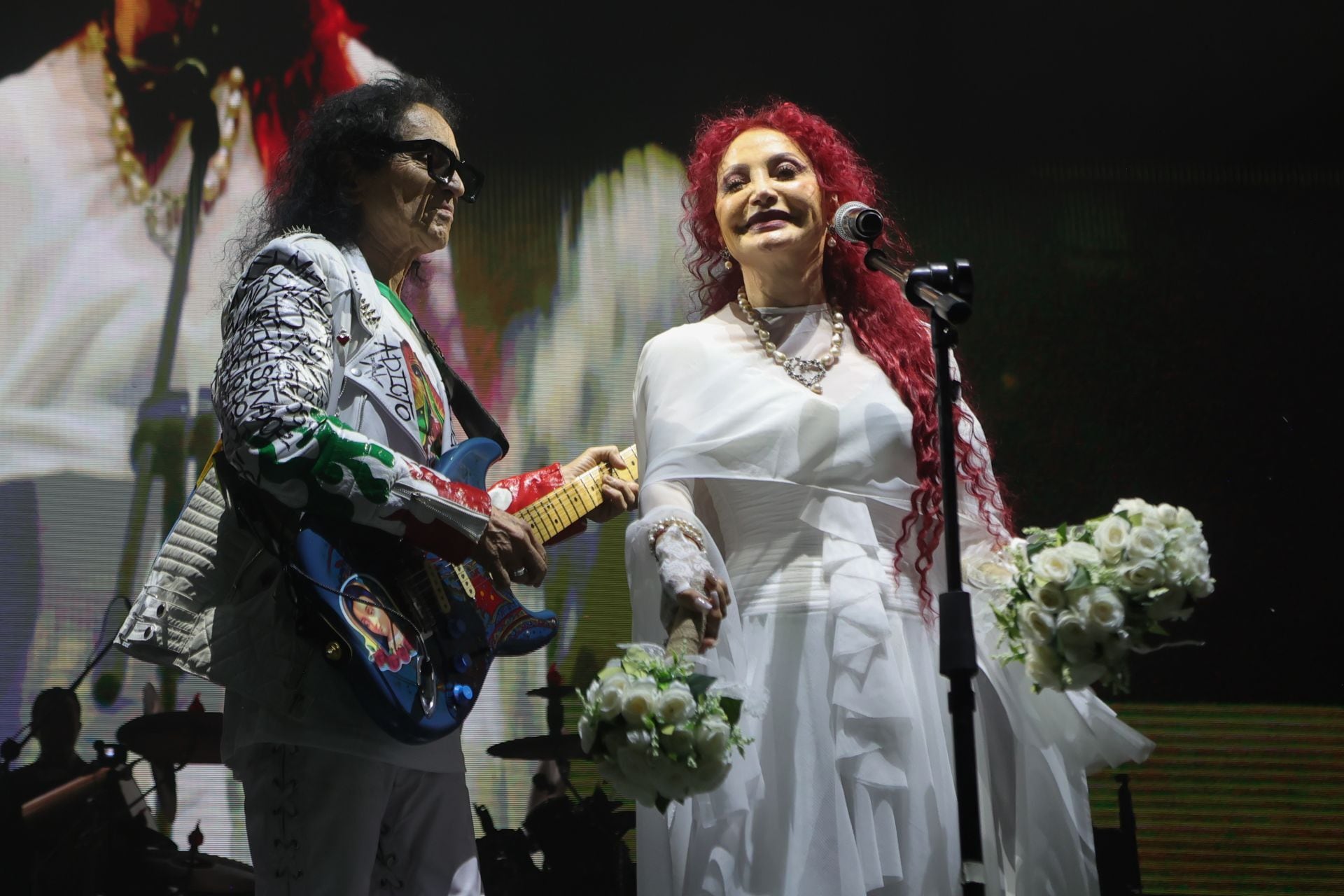 Chela Lora y Alex Lora renuevan su matrimonio en concierto del TRI en el Palacio de los Deportes.