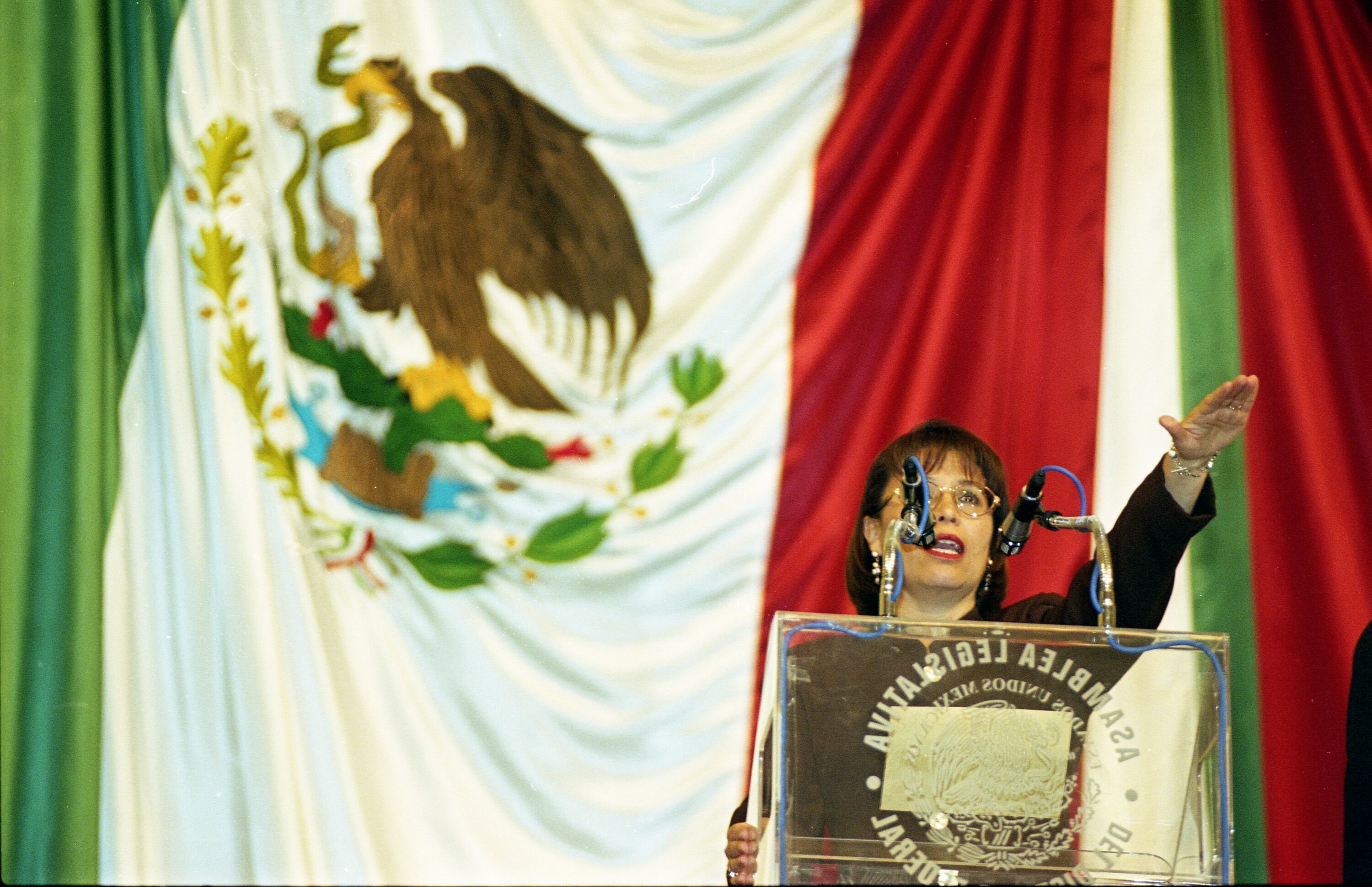 Rosario Robles durante la protesta como nueva jefa del gobierno del en ese entonces Distrito Federal el 29 de septiembre de 1999, luego de que Cuauhtémoc Cárdenas dejó el cargo.