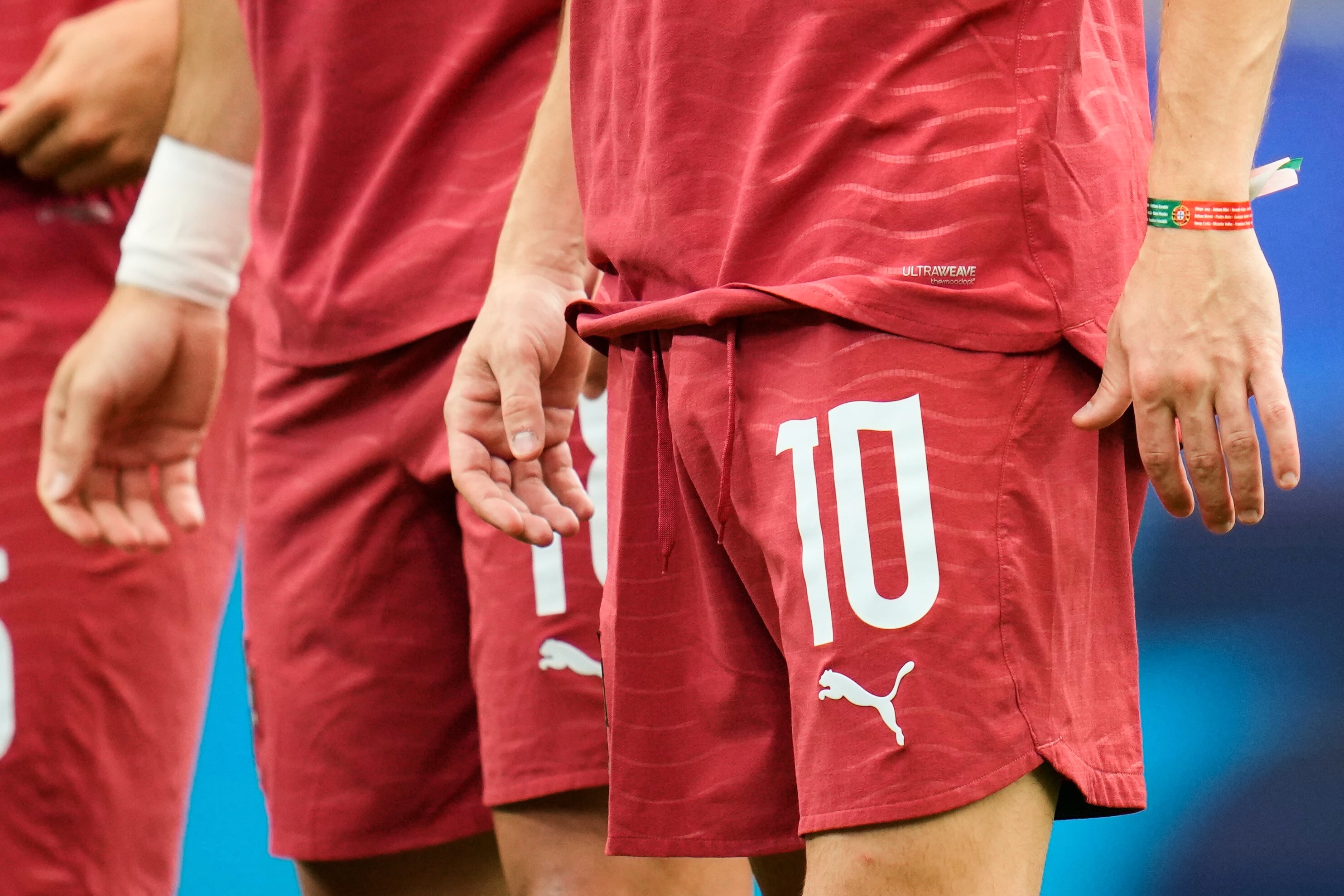 Los seleccionados de Portugal portan una pulsera en homenaje a Diogo Jota.