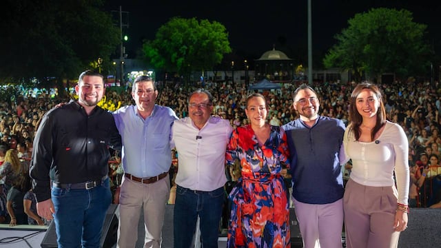 Escobedo reconoce a las mamás norteñas con gran celebración en Plaza Principal