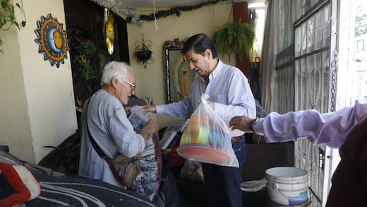 Andrés Mijes brinda apoyo integral a familias afectadas por incendios en Escobedo