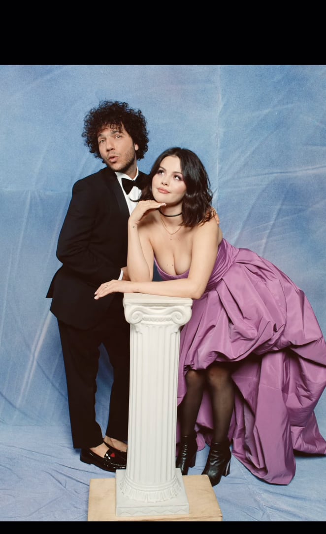 Benny Blanco organiza una graduación a Selena Gomez