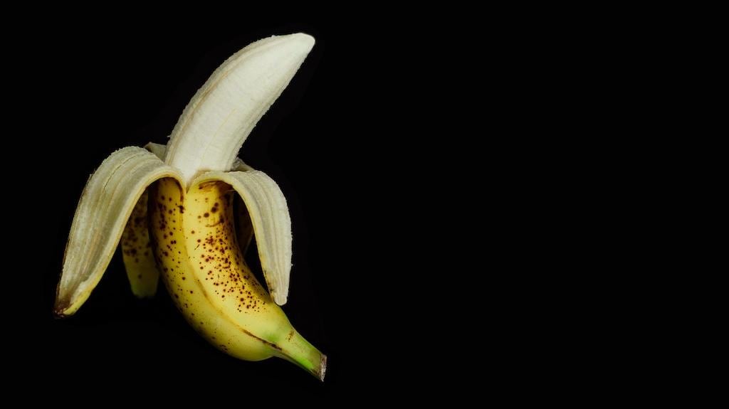 Plátano simulando un pene