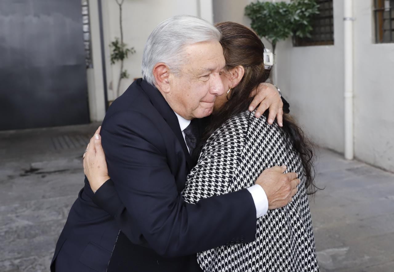 AMLO abraza a María del Rosario Orozco, viuda de Miguel Barbosa