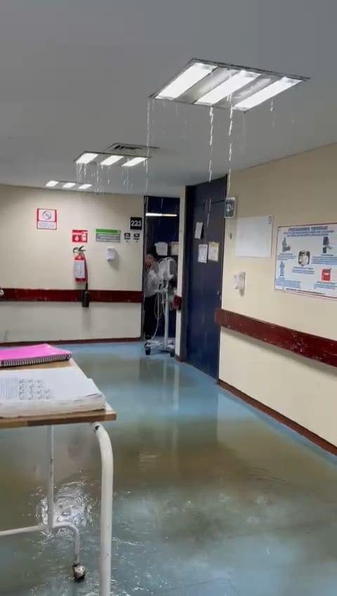 Fuga de aguas negras en hospital 71 del IMSS en Veracruz