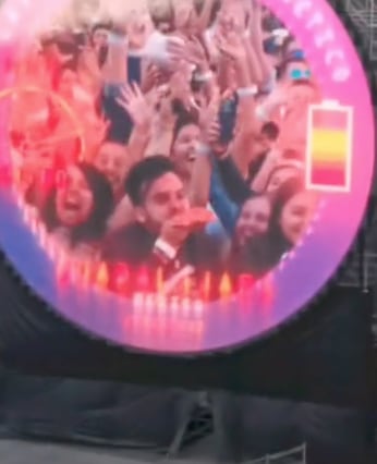 casi se ahoga con una pizza en el concierto de Coldplay
