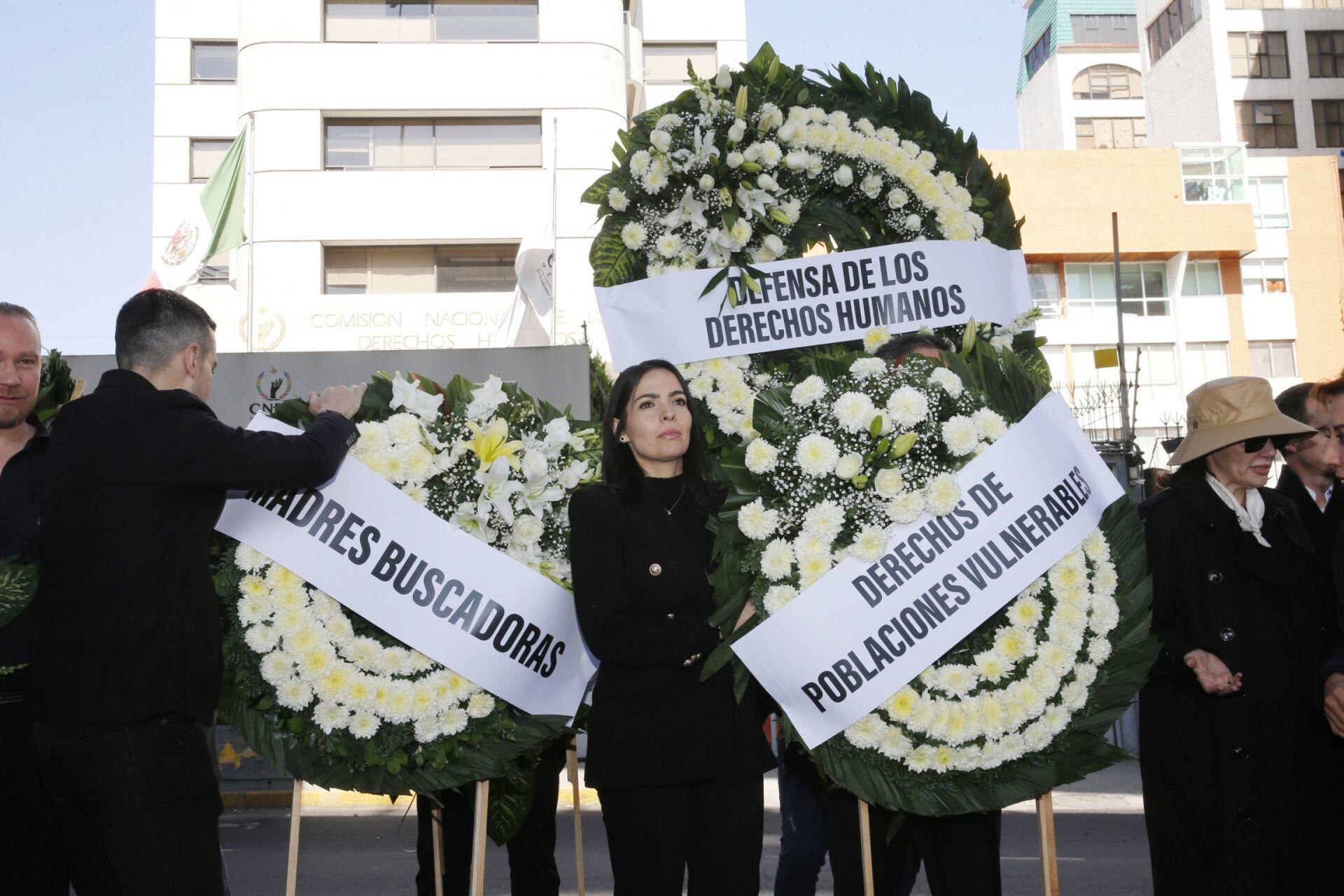 PAN lleva arreglos fúnebres a la CNDH por reelección de Rosario Piedra