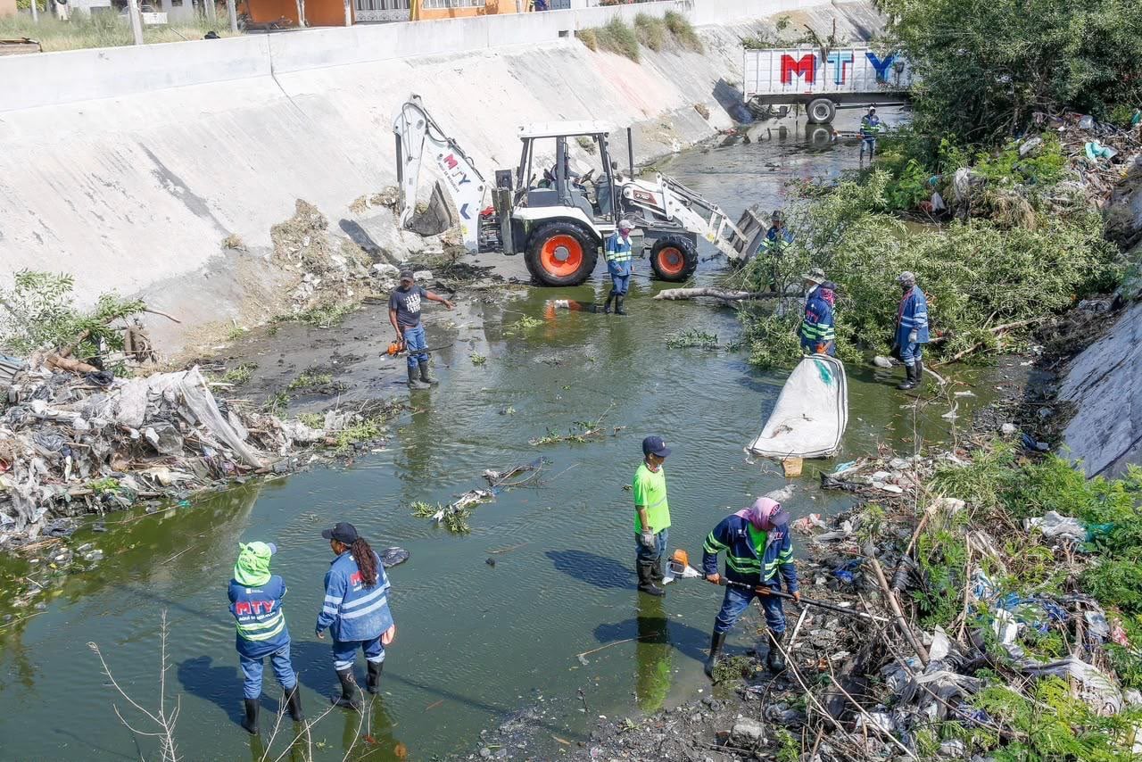 Monterrey retira más de mil 850 toneladas de residuos del canal Aztlán.
