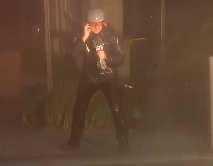 La impactante cobertura en vivo de reporteros durante el huracán Isaías en Florida