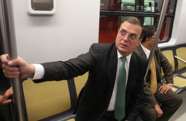 Marcelo Ebrard en uno de los vagones de la Línea 12 del Metro. Foto/Archivo