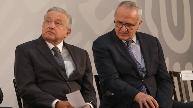 Jesús Seade (derecha) y AMLO
