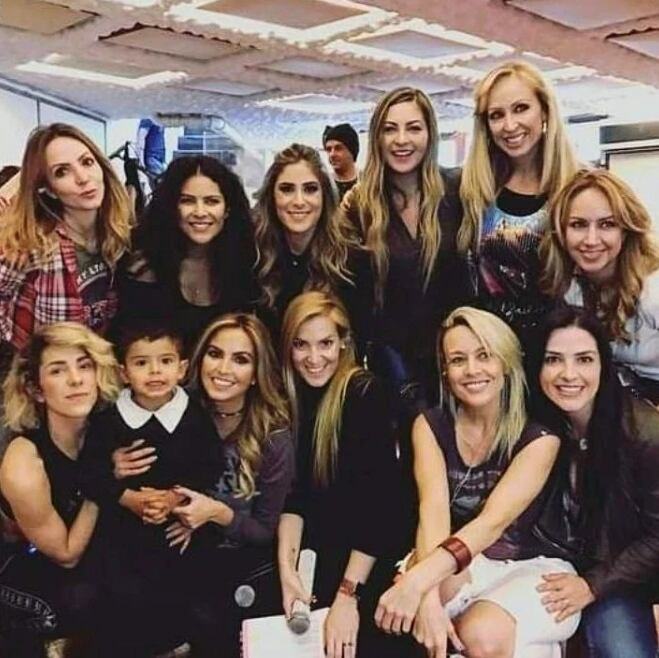 María Karunna con sus compañeras de los 90's Pop Tour