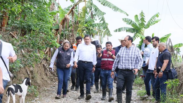 Alejandro Armenta recorre localidades afectadas por desbordamiento del río Pantepec