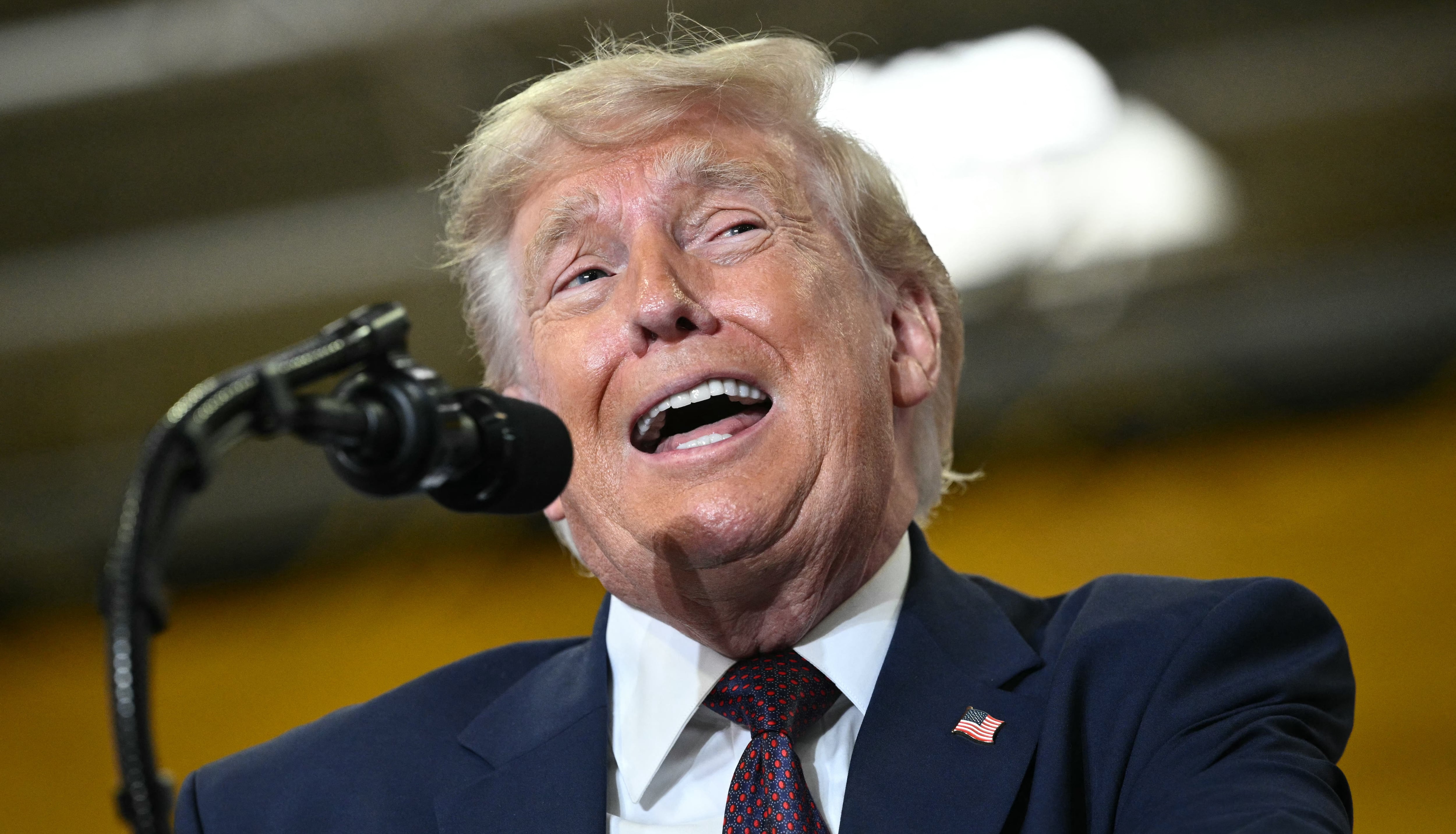 Trump ordena aumentar la producción de armas en Estados Unidos